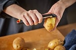 Fiskars Hareketli bıçaklı soyucu, uzunluk: 18 cm, çelik/plastik, fonksiyonel şekil, siyah/turuncu, 1014419