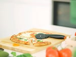 Fiskars pizza kesicisi ile yüksek kaliteli plastik-kesim parçası kesim, 19 cm, fonksiyonel form, siyah/turuncu, 1019533