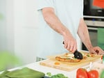 Fiskars pizza kesicisi ile yüksek kaliteli plastik-kesim parçası kesim, 19 cm, fonksiyonel form, siyah/turuncu, 1019533