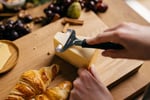 Fiskars Yumuşak peynir rendesi, toplam uzunluk: 17,7 cm, Essential, paslanmaz çelik/PP plastik, siyah, 1065588