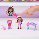 Gabby's Dollhouse Gabby ve kedi figürlü Cat-tivity seti, 2 aksesuar, sürpriz kutusu ve mobilya, 3 yaşından büyük çocuklar için uygundur