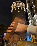 Gaga Deri - Erkek ve Kadın Cüzdan ve El Çantası -%100 Dana Derisinden Üretilmiş Fındık Rengi El Çantası - 2 Büyük Bölme, 1 Telefon Bölmesi ve 1 Fermuarlı Bölmesi - 24x12 cm Ebatları