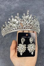 Gümüş Rengi Adela Parlak Taşlı Kına Gelin Tacı Ve İnce Mekikli Küpe Takımı