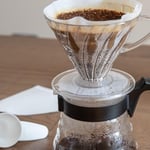 Hario Craft Kit V60 Cam Kahve Servisi Sunuculu Plastik Damlatıcı, Ölçüm Kaşığı ve Filtreli, Borosilikat, Siyah, Boyut 2