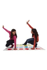 Hasbro Gaming Klasik Twister Oyunu | Çocuklar İçin Parti Oyunu | İç Mekânda Aktif Oyun Eğlencesi | 6 Yaş ve Üzeri | 2 veya Daha Fazla Oyuncu | Aile Oyunu