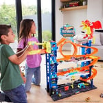 Hot Wheels 2 adet metal araba ile birlikte gelen, 50'den fazla 1:64 ölçekli araba için saklama alanına sahip, 4 katlı oyun pisti içeren Hot Wheels Şehri Yeni Ultimate Garaj ile ejderhayı yen, HKX48