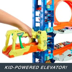 Hot Wheels 2 adet metal araba ile birlikte gelen, 50'den fazla 1:64 ölçekli araba için saklama alanına sahip, 4 katlı oyun pisti içeren Hot Wheels Şehri Yeni Ultimate Garaj ile ejderhayı yen, HKX48