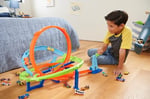 Hot Wheels Bumerang Çemberli Yarış Pisti Hot Wheels Bumerang Çemberli Yarış Pisti, 1:64 ölçekli oyuncak araba, kolayca saklanabilir HTK16
