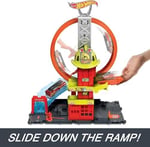 Hot Wheels Çember Pistli İftaiye İstasyonu 1 oyuncak araba ve süper çemberli itfaiye istasyonu içeren Hot Wheels™ Şehri Çember Pistli İftaiye İstasyonu HKX41