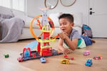 Hot Wheels Çember Pistli İftaiye İstasyonu 1 oyuncak araba ve süper çemberli itfaiye istasyonu içeren Hot Wheels™ Şehri Çember Pistli İftaiye İstasyonu HKX41