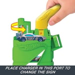 Hot Wheels Elektrikli Araç Şarj İstasyonu Oyun Seti Hot Wheels Elektrikli Araç Şarj İstasyonu ve 1:64 ölçekli oyuncak araba HTN79