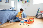 Hot Wheels İkili Yarış ve Akrobasi Pisti Hot Wheels İkili Yarış ve Akrobasi Pisti, 2 adet 1:64 ölçekli oyuncak araba, kolayca saklanabilir HTK17
