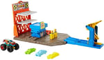 Hot Wheels Monster Trucks Patlama İstasyonu Oyun Seti ve 1 adet 1:64 ölçekli HW Demo Derby ile 3 adet parçalanabilen araba, fırlatıcı, efsane ezme ve çarpma eğlencesi, 4-8 yaş HFB12