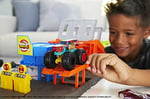 Hot Wheels Monster Trucks Patlama İstasyonu Oyun Seti ve 1 adet 1:64 ölçekli HW Demo Derby ile 3 adet parçalanabilen araba, fırlatıcı, efsane ezme ve çarpma eğlencesi, 4-8 yaş HFB12