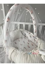 Jaju Baby Beyaz Örgü Pike Kumaş ve Tüy Desen Kumaş Ponponlu Babynest Oyuncak Aparat ve Tül Set