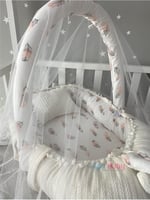 Jaju Baby Beyaz Örgü Pike Kumaş ve Tüy Desen Kumaş Ponponlu Babynest Oyuncak Aparat ve Tül Set