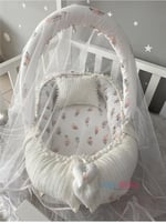 Jaju Baby Beyaz Örgü Pike Kumaş ve Tüy Desen Kumaş Ponponlu Babynest Oyuncak Aparat ve Tül Set