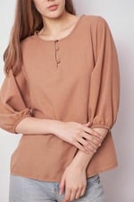 Kadın Keten Geniş Sıfır Yaka Yakası Düğmeli Kolları Lastikli Bluz -Camel
