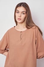 Kadın Keten Geniş Sıfır Yaka Yakası Düğmeli Kolları Lastikli Bluz -Camel