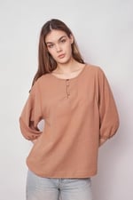 Kadın Keten Geniş Sıfır Yaka Yakası Düğmeli Kolları Lastikli Bluz -Camel