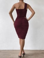 Kadın Omuzlardan Açık Omuzdan Geçen Asimetrik şerit Detaylı Büzgülü Kısa Dalgıç Elbise - Seçenekler: 2XL-3XL, S-M, L-XL