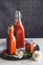 Kilner Kare Klipsli Üst Şişe, Sıvıları Korumak ve Saklamak için Hava Geçirmez Conta, Yeniden Kullanılabilir ve Bulaşık Makinesinde Yıkanabilir, 34 Sıvı Ons