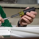 Klein Tools 32500MAG manyetik çok amaçlı tornavida/lokma anahtar, 11'i 1 arada çok amaçlı alet, 8 uç, 3 lokma anahtar boyutu, dolgulu sap