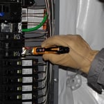 Klein Tools Çift Aralık Temassız Voltaj Test Cihazı, El Fenerli, 12-1000V AC, NCVT3P, Yeşil