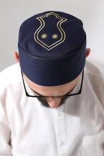 Lacivert Kapitone Nalı Şerif Nakışlı Kalıp Namaz Takkesi