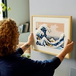 LEGO Art Hokusai Büyük Dalga 31208 – Sanatsever Yetişkinler için Yılbaşı Hediyesi Fikri, 6 Kanvas Zemin ve Hokusai'nin İmzasını Taşıyan bir Karo İçeren Yaratıcı Model Yapım Seti (1810 Parça)