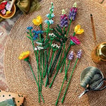 LEGO Botanicals Kır Çiçekleri Buketi 10313 – Yetişkinler için Peygamber Çiçeği, Lavanta, Gelincik Dahil 8 Tür Çiçek İçeren Dekoratif Model Yapım Seti, Sevgililer Günü Hediyesi Fikri (939 Parça)