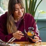 LEGO ǀ Disney ve Pixar WALL-E ve EVE 43279 – Film Sever Yetişkinler için Dekoratif ve Koleksiyonluk Animasyon Film Karakterleri Model Yapım Seti, Yaratıcı Hediye Fikri (811 Parça)