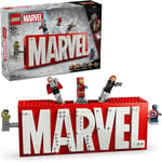 LEGO Marvel: MARVEL Logosu ve Minifigürleri 76313 | 12 Yaş ve Üzeri Çocuklar için Avengers Karakterleri İçeren Yaratıcı Oyuncak Yapım Seti, Doğum Günü Hediyesi (931 Parça)