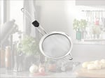 Leifheit Proline Süzgeç 16 Cm | Sağlam paslanmaz çelik, güvenli başparmak girintili ince sap, asma halkası, mutfakta süzmek ve süzmek için ideal - Seçenekler: Modern, 7,5 cm ProLine
