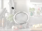 Leifheit Proline Süzgeç 20 Cm | Güvenli tutuşlu ince sap, süzmek ve boşaltmak için, sağlam işçilik, kanca çubuğu için asma halkası