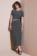 Lela Çizgili Slim Fit Bisiklet Yaka Yırtmaçlı Midi Boy Etekli Crop Takım Bayan TAKIM 5866132 - Bedenler: S, M, L, XL