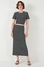 Lela Çizgili Slim Fit Bisiklet Yaka Yırtmaçlı Midi Boy Etekli Crop Takım Bayan TAKIM 5866132 - Bedenler: S, M, L, XL