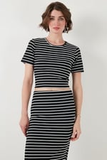 Lela Çizgili Slim Fit Bisiklet Yaka Yırtmaçlı Midi Boy Etekli Crop Takım Bayan TAKIM 5866132 - Bedenler: S, M, L, XL