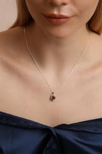 Madam Matmazel 925 Ayar Gümüş Minimal Oval Zultanit Kadın Kolye, Kübik Zirkonlu Kıvrımlı Çerçeve, Renk Değiştiren