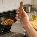 MallArt® Ahşap Saplı Paslanmaz Çelik Spatula – 24cm Eğilimli Çok Amaçlı Mutfak Spatulası | Izgara, Burger, Sebze, Temizlik için Profesyonel Metal Spatula