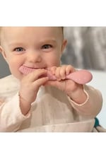 Meleni Baby 4'lü Silikon Beslenme Seti - Mama Önlüğü - Vakumlu Mama Kasesi - Pipetli Bardak - Kaşık - Pembe
