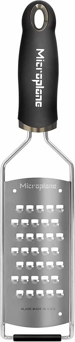 Microplane mutfak rendesi çok kaba patates, kabak, havuç, elma, lahana ve peynir için paslanmaz çelik bıçaklı, siyah renkte, ABD'de üretilmiştir
