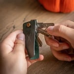minimal X V Anahtarlık, Hakiki Deri Anahtarlık, Kolay Kullanım ve Çizilmelere Karşı Önleyici, Minimalist Şık Tasarım