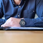 Mondaine - Essence - Herrenuhr 41mm - Bahnhofsuhr in Schwarz schwarzem Armband aus recycelten Rohstoffen - 30m Wasserdicht nachhaltig - Mehrere Varianten - Hergestellt in der Schweiz