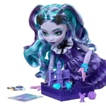 Monster High Kolej ceketi, yıllık, kutu oyunu ve kurabiyelerle oyun kulübü temalı Gizemli Yıllık Twyla bebek ve aksesuar seti, HXW31