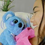 My Fuzzie Friends Sesli Işıklı Koala 25 cm: 50 Farklı Ses ve Tepkili Gökkuşağı Yanaklı İnteraktif Mavi Pelüş Oyuncak - Kola Sarılan Atıştırmalık Yapraklı Eğitici Çocuk Robot Figür Piller Dahil
