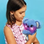 My Fuzzie Friends Sesli Işıklı Koala 25 cm: 50 Farklı Ses ve Tepkili Gökkuşağı Yanaklı İnteraktif Mavi Pelüş Oyuncak - Kola Sarılan Atıştırmalık Yapraklı Eğitici Çocuk Robot Figür Piller Dahil