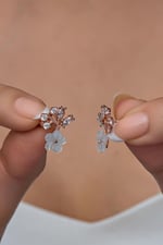 NEREZE 925 Ayar Gümüş Rose Filizlenmiş Manolya Çiçeği Detaylı Küpe