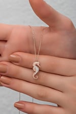 NEREZE 925 Ayar Gümüş Rose Zirkon Taşlı Deniz Atı Kolye