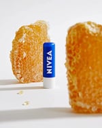 NIVEA Original Care Dudak Bakım Kremi (4,8 gr), 24 Saat Nem, Shea Yağı ve Doğal Yağlar, Gün Boyu Yumuşacık Dudaklar
